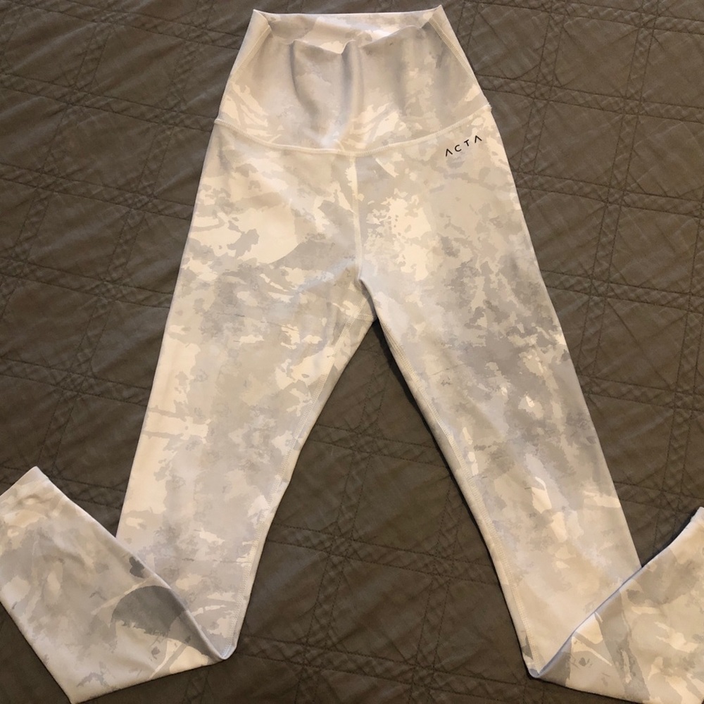 Acta Women’s Camo Leggings NWOT